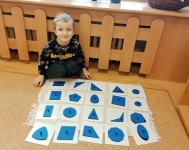 13599